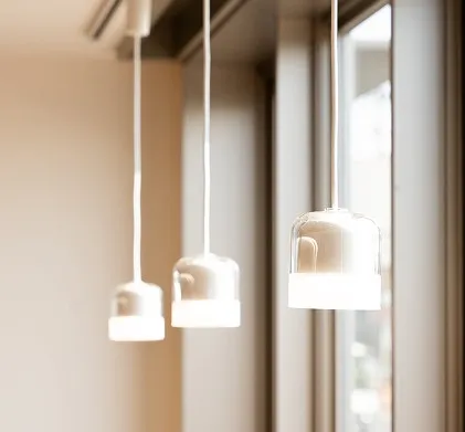 窓際に並ぶモダンなデザインのペンダントライト。
