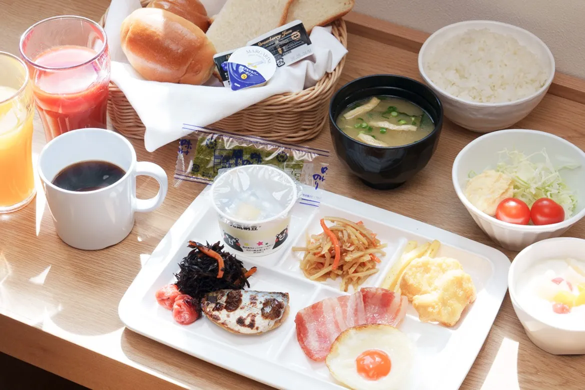 焼き魚、目玉焼き、煮物などが並ぶ和洋折衷の朝食膳。彩り豊かなビュッフェメニューで一日の活力をチャージ。
