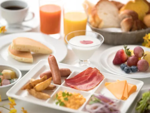 朝食ビュッフェに並ぶパンやサラダなどの豊富な料理