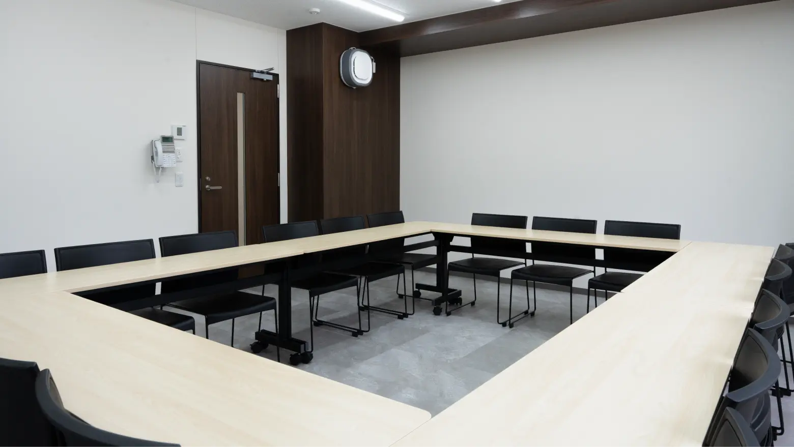 出入り口周辺から見た小会議室のデスク配置