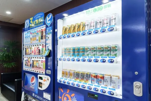 お酒やソフトドリンクが豊富に揃った自動販売機