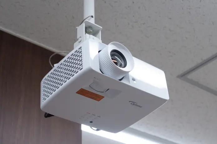 天井に設置された天吊りプロジェクター