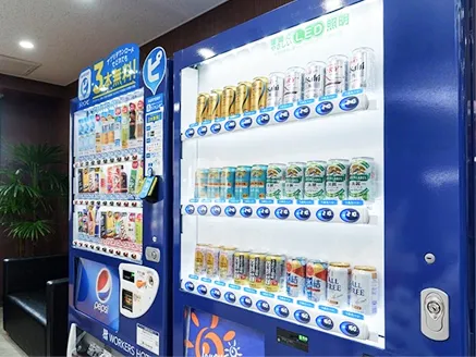 ロビーの一角に設置された自動販売機。