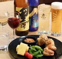 夜のビュッフェで楽しめる、お酒とおつまみの盛り合わせ。