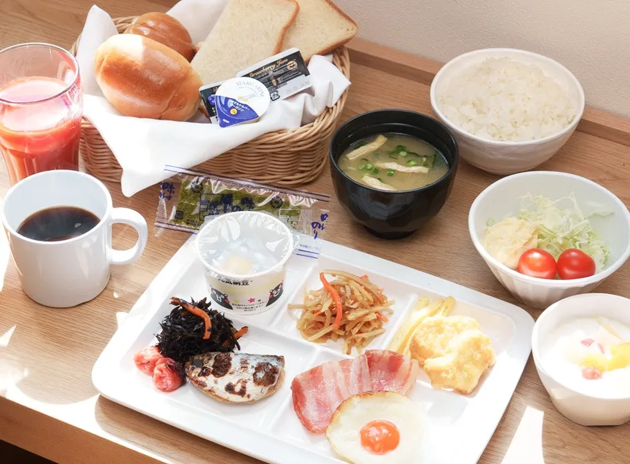 栄養バランスの取れた和洋食の朝食。