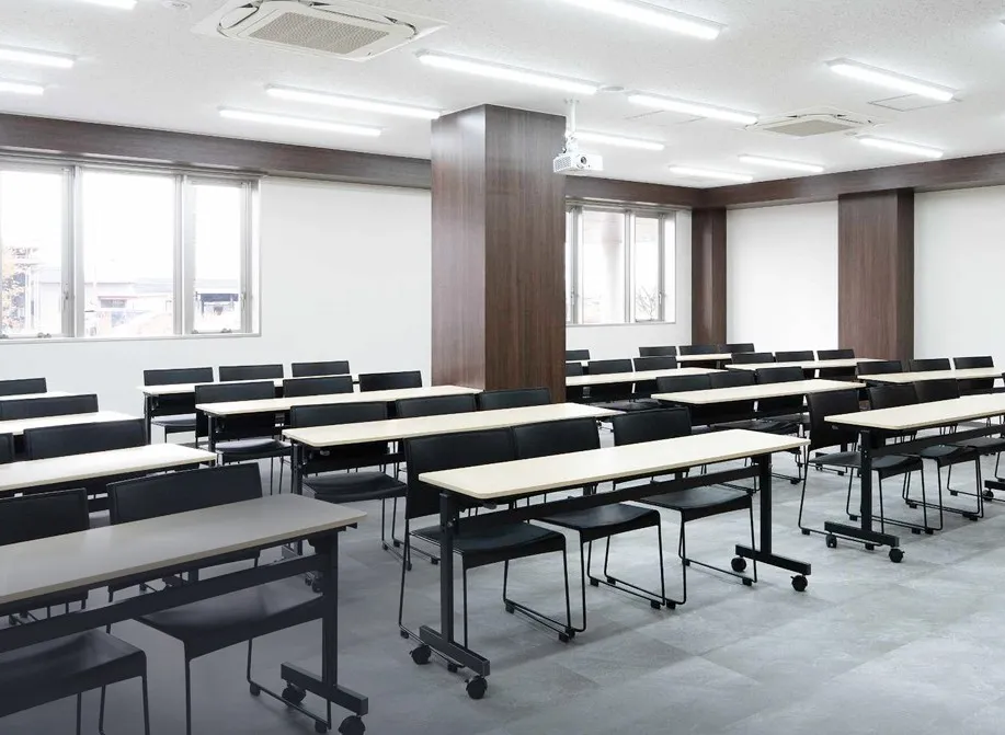 最大数十名まで収容可能な、広々とした会議室。