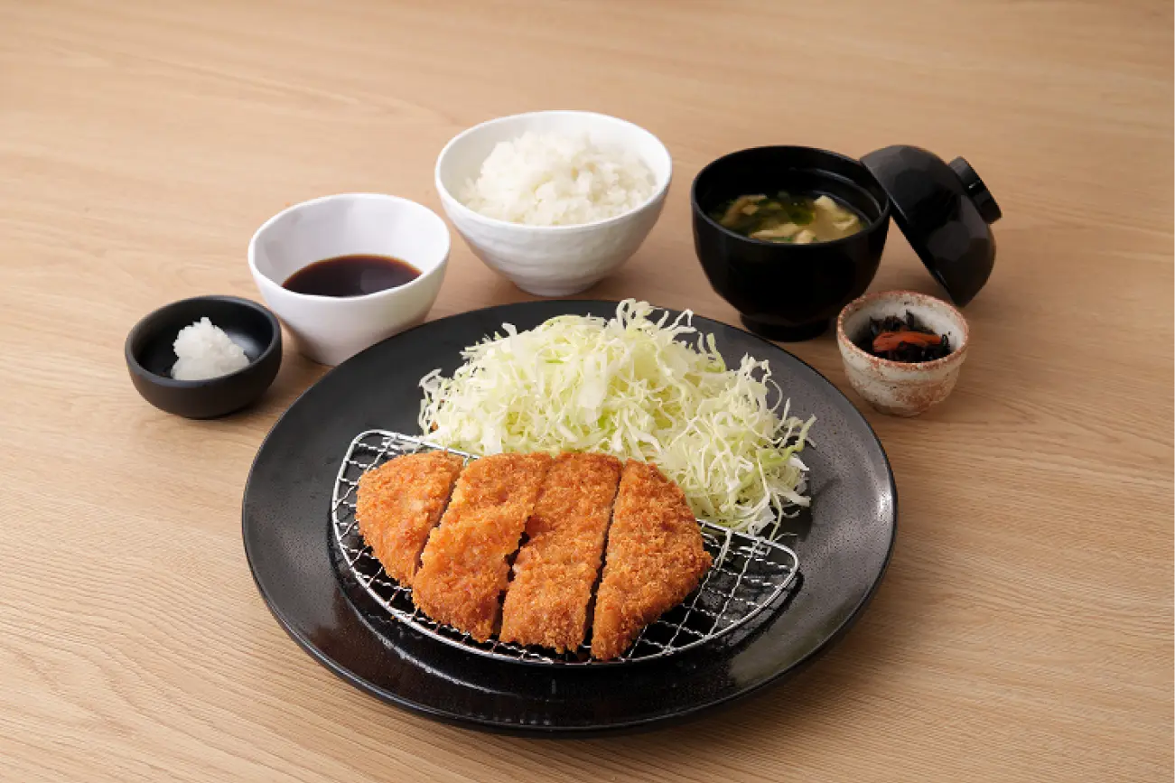 サクサクに揚がったロースカツとご飯、味噌汁がセットになったボリューム満点の定食