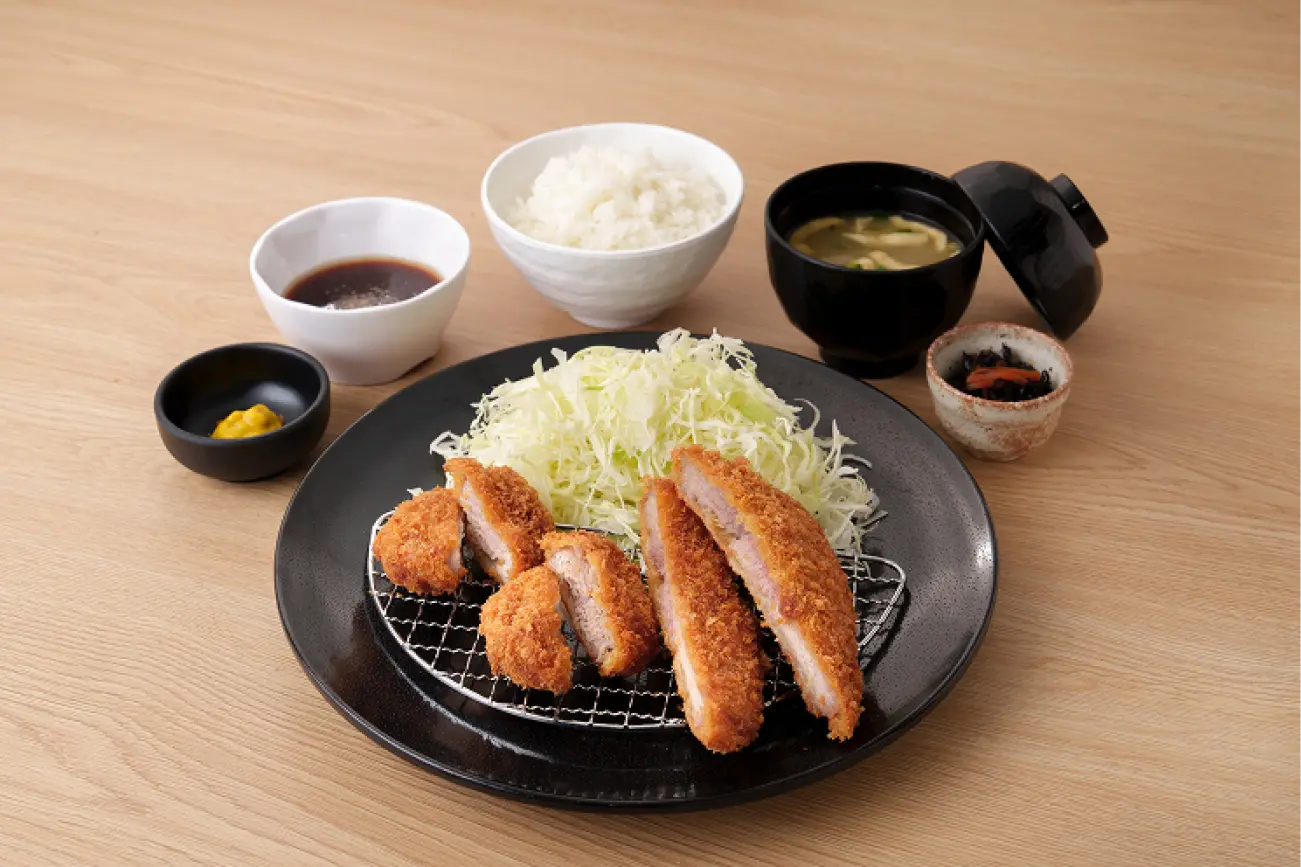 ロースとヒレの両方を味わえる贅沢なミックスカツ定食。大津町産ブランド豚を使用