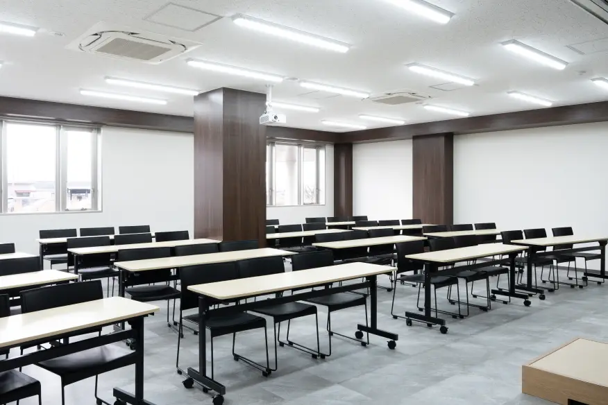 研修やセミナー、大規模な会議に利用可能なホテル自慢の清潔感ある大会議室