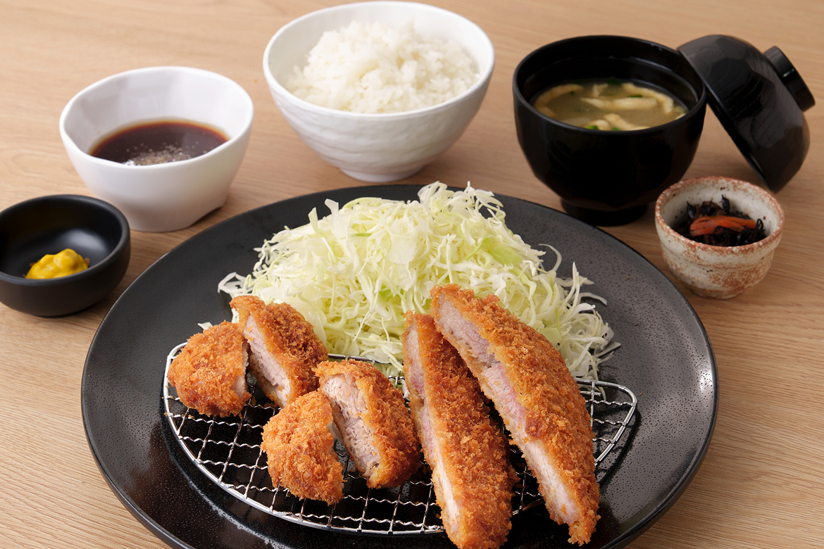 ご飯と味噌汁がセットになったボリュームたっぷりなトンカツ定食