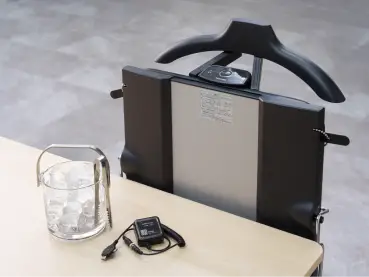 客室内のズボンプレッサーとアイスペール