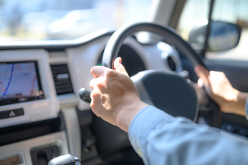 車を運転する様子のイメージ